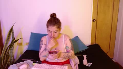 Snapshot of w_kittycat chatting on 10-31-25, 08:15 kitty SUPORT ME AND MY BABY SINGLE MOMY online show from 10-31-25, 08:15