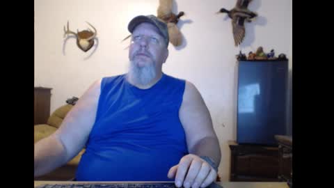 Snapshot of walkingbird chatting on 10-31-25, 11:28 walkingbird online show from 10-31-25, 11:28