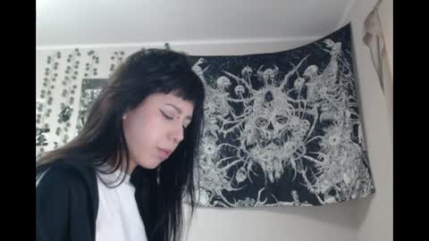 Snapshot of wavy_nights chatting on 04-29-26, 02:10 Mina online show from 04-29-26, 02:10
