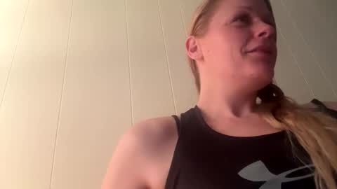 Snapshot of webcumcouple chatting on 05-28-26, 06:05 HayleyJay online show from 05-28-26, 06:05