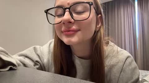 emilia online show from 03-09-26, 09:35