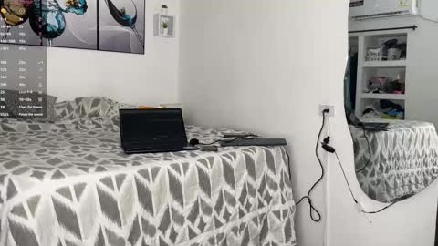 Wendy Alex online show from 10-31-25, 12:33