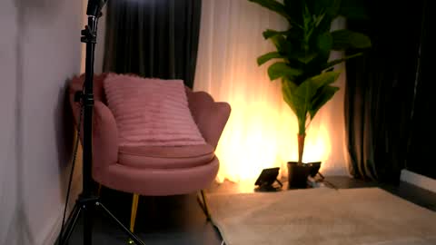 Snapshot of wendyyluv chatting on 04-18-26, 09:15 Wendy online show from 04-18-26, 09:15