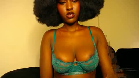 Snapshot of wet_wife_material chatting on 05-18-26, 01:06 Macey online show from 05-18-26, 01:06