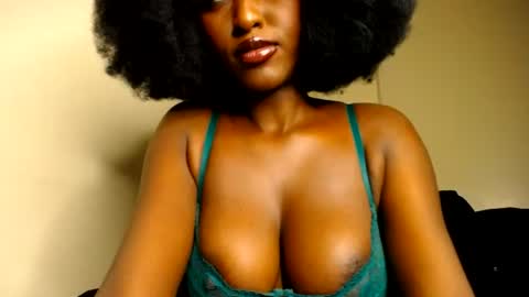 Snapshot of wet_wife_material chatting on 07-06-26, 10:34 Macey online show from 07-06-26, 10:34