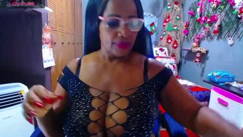 Snapshot of wethotass chatting on 12-25-24, 11:33 gina online show from 12-25-24, 11:33