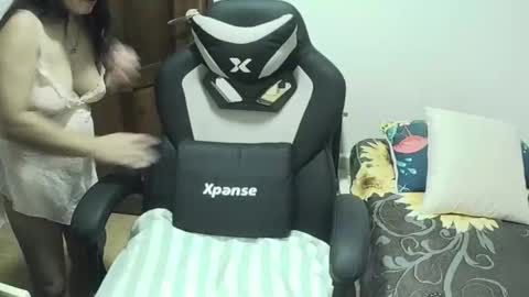 Snapshot of wetlynpussy4u chatting on 09-15-25, 04:51 Lyns online show from 09-15-25, 04:51