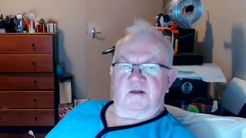 Snapshot of wetroller chatting on 06-25-26, 11:15 Wetroller online show from 06-25-26, 11:15