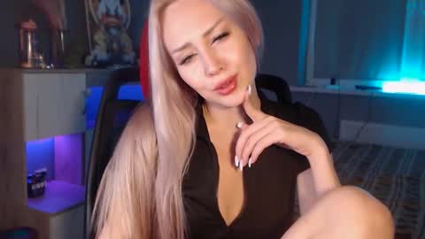 Whitekittykitten online show from 11-22-25, 01:43