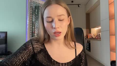 Snapshot of whoisalisa chatting on 01-20-25, 10:18 Alisa online show from 01-20-25, 10:18