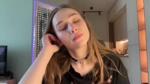 Snapshot of whoisalisa chatting on 01-21-25, 10:08 Alisa online show from 01-21-25, 10:08