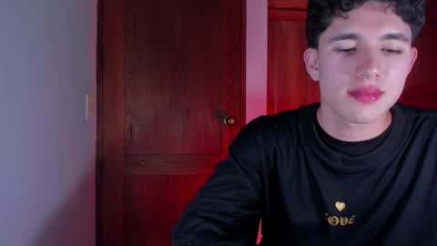 Snapshot of whos_he chatting on 01-19-26, 01:20 whos_he online show from 01-19-26, 01:20