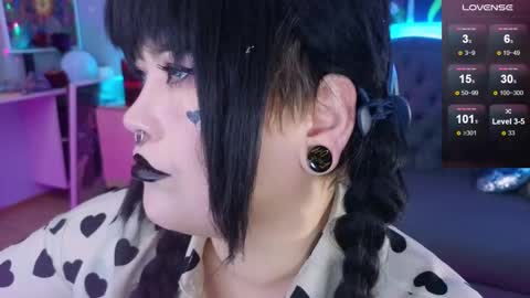 Snapshot of wickedxqueen chatting on 12-10-24, 06:11 Laura online show from 12-10-24, 06:11