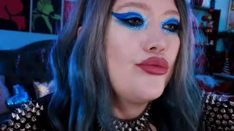 Snapshot of wickedxqueen chatting on 12-29-24, 03:11 Laura online show from 12-29-24, 03:11