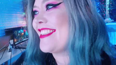 Snapshot of wickedxqueen chatting on 01-13-25, 04:18 Laura online show from 01-13-25, 04:18