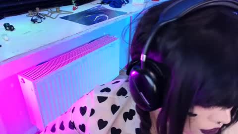 Snapshot of wickedxqueen chatting on 03-05-25, 05:07 Laura online show from 03-05-25, 05:07