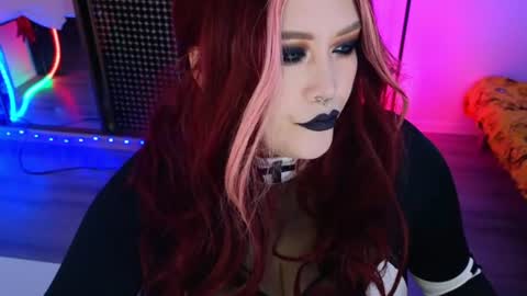 Snapshot of wickedxqueen chatting on 06-18-26, 09:52 Laura online show from 06-18-26, 09:52
