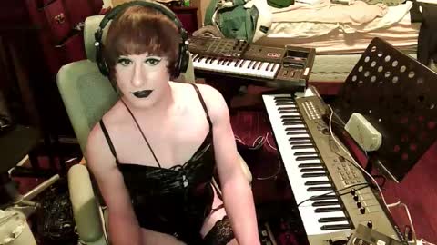 Snapshot of wienerlady chatting on 01-12-26, 03:23 Countess of Hotdogs online show from 01-12-26, 03:23