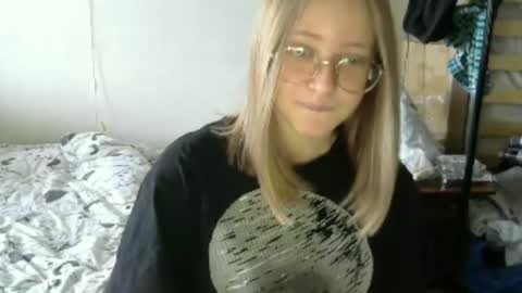 Snapshot of willenasow chatting on 07-20-26, 06:17 Olivia online show from 07-20-26, 06:17