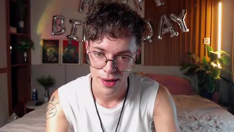 Snapshot of william_henry_a chatting on 05-06-26, 12:43 William online show from 05-06-26, 12:43