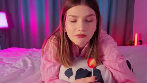 Snapshot of wilmajonson chatting on 02-16-26, 07:26 Vicki3 online show from 02-16-26, 07:26