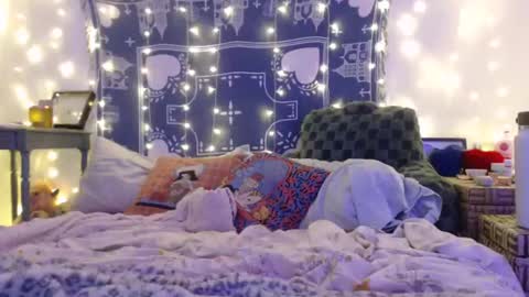 Eevie online show from 01-03-25, 04:33