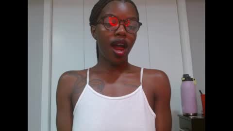 Snapshot of wishhwashy22 chatting on 05-27-26, 02:52 Chanel online show from 05-27-26, 02:52