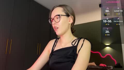 Isobelle online show from 10-26-25, 03:18