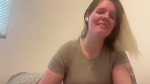 Snapshot of wldntulik2no chatting on 12-04-24, 05:11 Moth online show from 12-04-24, 05:11