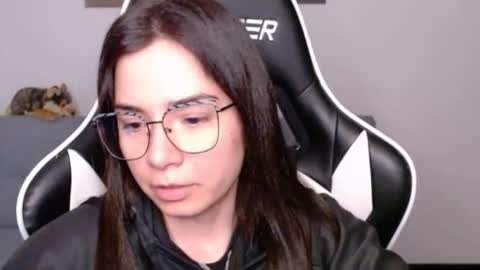 Snapshot of wolfs_daughter chatting on 04-19-26, 02:11 Alex online show from 04-19-26, 02:11