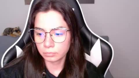 Snapshot of wolfs_daughter chatting on 04-22-26, 02:14 Alex online show from 04-22-26, 02:14