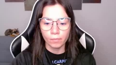Snapshot of wolfs_daughter chatting on 04-26-26, 01:36 Alex online show from 04-26-26, 01:36