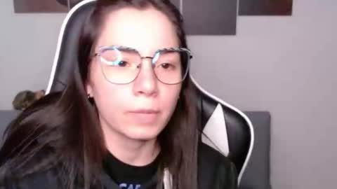 Snapshot of wolfs_daughter chatting on 04-27-26, 01:14 Alex online show from 04-27-26, 01:14