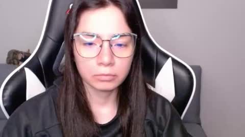 Snapshot of wolfs_daughter chatting on 05-08-26, 04:07 Alex online show from 05-08-26, 04:07