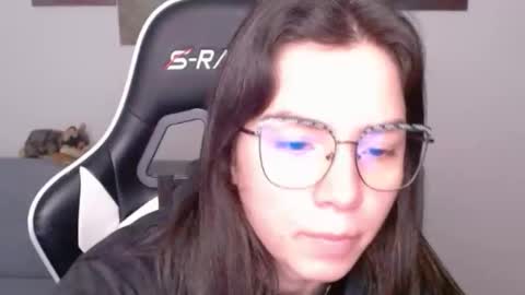 Snapshot of wolfs_daughter chatting on 05-19-26, 01:56 Alex online show from 05-19-26, 01:56