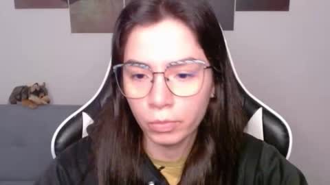 Snapshot of wolfs_daughter chatting on 05-31-26, 01:25 Alex online show from 05-31-26, 01:25