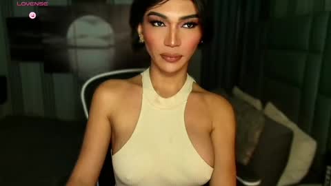 Snapshot of womanofyourdesire_ts chatting on 04-26-26, 04:21 Julia online show from 04-26-26, 04:21