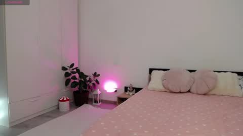 Snapshot of wonderwomannn chatting on 06-19-26, 12:09 Amalia online show from 06-19-26, 12:09