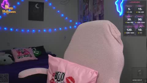 Snapshot of xclusivesecrets chatting on 10-23-25, 05:33 spoil me here online show from 10-23-25, 05:33