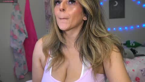 Snapshot of xclusivesecrets chatting on 11-29-25, 11:02 spoil me here online show from 11-29-25, 11:02