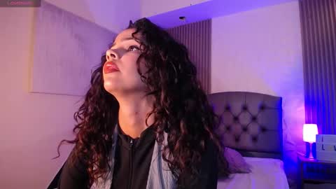 Snapshot of ximenaa_diaz chatting on 02-13-25, 09:06 Mia Vega online show from 02-13-25, 09:06