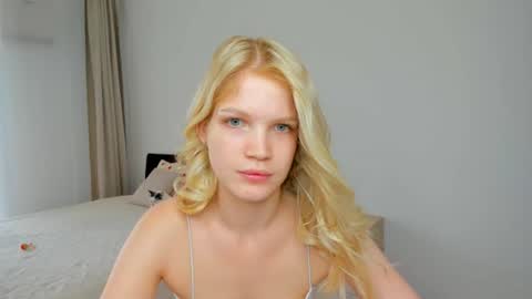 Snapshot of xloe_queen chatting on 07-23-26, 06:55 Chloe online show from 07-23-26, 06:55