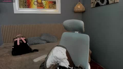 lunna online show from 10-04-25, 01:53