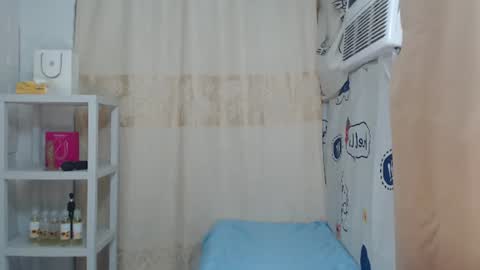 Snapshot of xmaxie_ chatting on 06-23-26, 06:17 Maxie online show from 06-23-26, 06:17