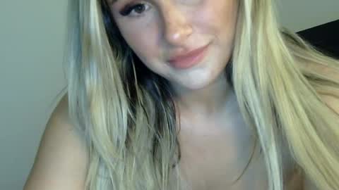 Snapshot of xoxolala32 chatting on 06-21-26, 06:49 Lacey Loo online show from 06-21-26, 06:49