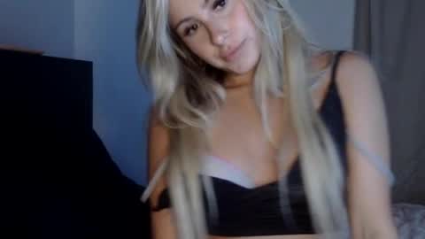 Snapshot of xoxolala32 chatting on 07-10-26, 01:43 Lacey Loo online show from 07-10-26, 01:43