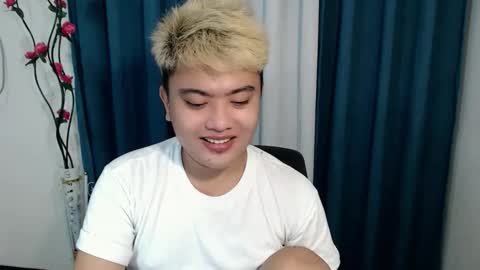 Snapshot of xxhotloyd_cummerx chatting on 02-20-26, 05:48 Loyd online show from 02-20-26, 05:48