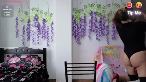 Snapshot of xxmilexx chatting on 06-06-26, 11:59 xxmilexx online show from 06-06-26, 11:59
