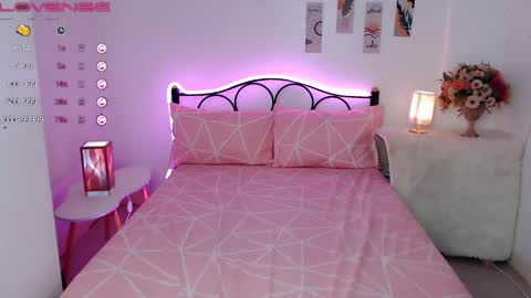 Snapshot of xxslutty_paula69 chatting on 12-17-24, 01:05 Pau Madrigal online show from 12-17-24, 01:05