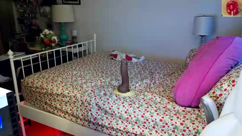 Snapshot of xxstrawberryjanexx chatting on 05-12-26, 03:25 Strawberry Jane online show from 05-12-26, 03:25
